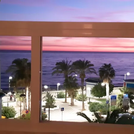 Torrox, Superbe Et Sur La Plage!
